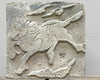 Antieke baksteen met een paard en wolken