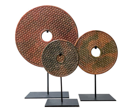 Bi-disc in brown-green tones with carved dots